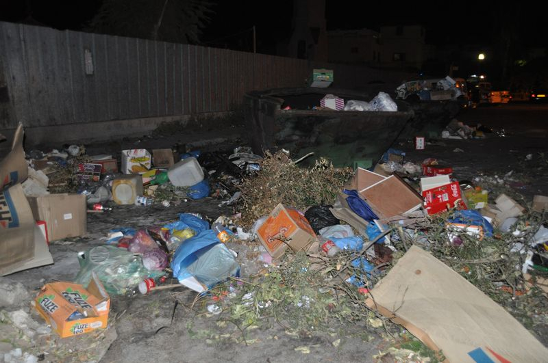 بالصور: الأحياء العربية في مدينة اللد تغرق وسط أكوام النفايات !